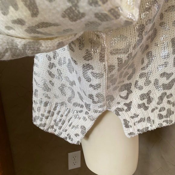 Andthewhy Silver leopardCheetah print sweater with balloon sleeve. Oversized fit - Picture 4 of 16